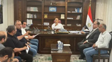 رئيس جهاز القاهرة الجديدة يجتمع مع سكان “بيت الوطن” و”دار مصر” لبحث احتياجاتهم وأفكارهم.