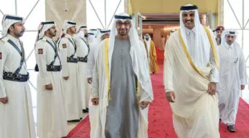 رئيس دولة الإمارات يتواصل هاتفياً مع أمير قطر