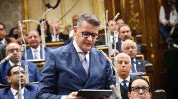 رئيس لجنة حقوق الإنسان في البرلمان ينبه من احتمال حدوث أزمة في الوقود بسبب التهديدات بإغلاق مضيق هرمز.