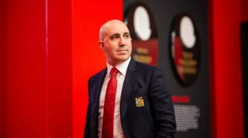 رئيس مانشستر يونايتد: لدينا القدرة على استعادة لقب الدوري الإنجليزي في 2028.