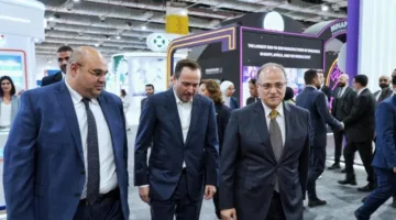 رئيس هيئة الدواء يزور قسم الهيئة في المعرض الطبي الإفريقي.
