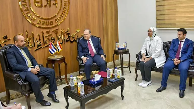 رئيس هيئة الدواء يلتقي بسفير كوبا لمناقشة التعاون الثنائي في مجال صناعة الأدوية رئيس هيئة الدواء يلتقي بسفير كوبا لمناقشة التعاون الثنائي في مجال صناعة الأدوية