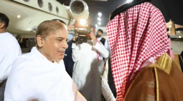 رئيس وزراء باكستان يصل إلى جدة لأداء العمرة