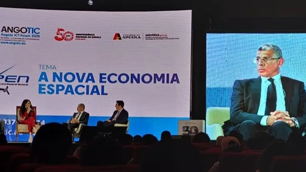 رئيس وكالة الفضاء المصرية يشارك في المؤتمر العالمي لتكنولوجيا المعلومات في أنجولا. رئيس وكالة الفضاء المصرية يشارك في المؤتمر العالمي لتكنولوجيا المعلومات في أنجولا.