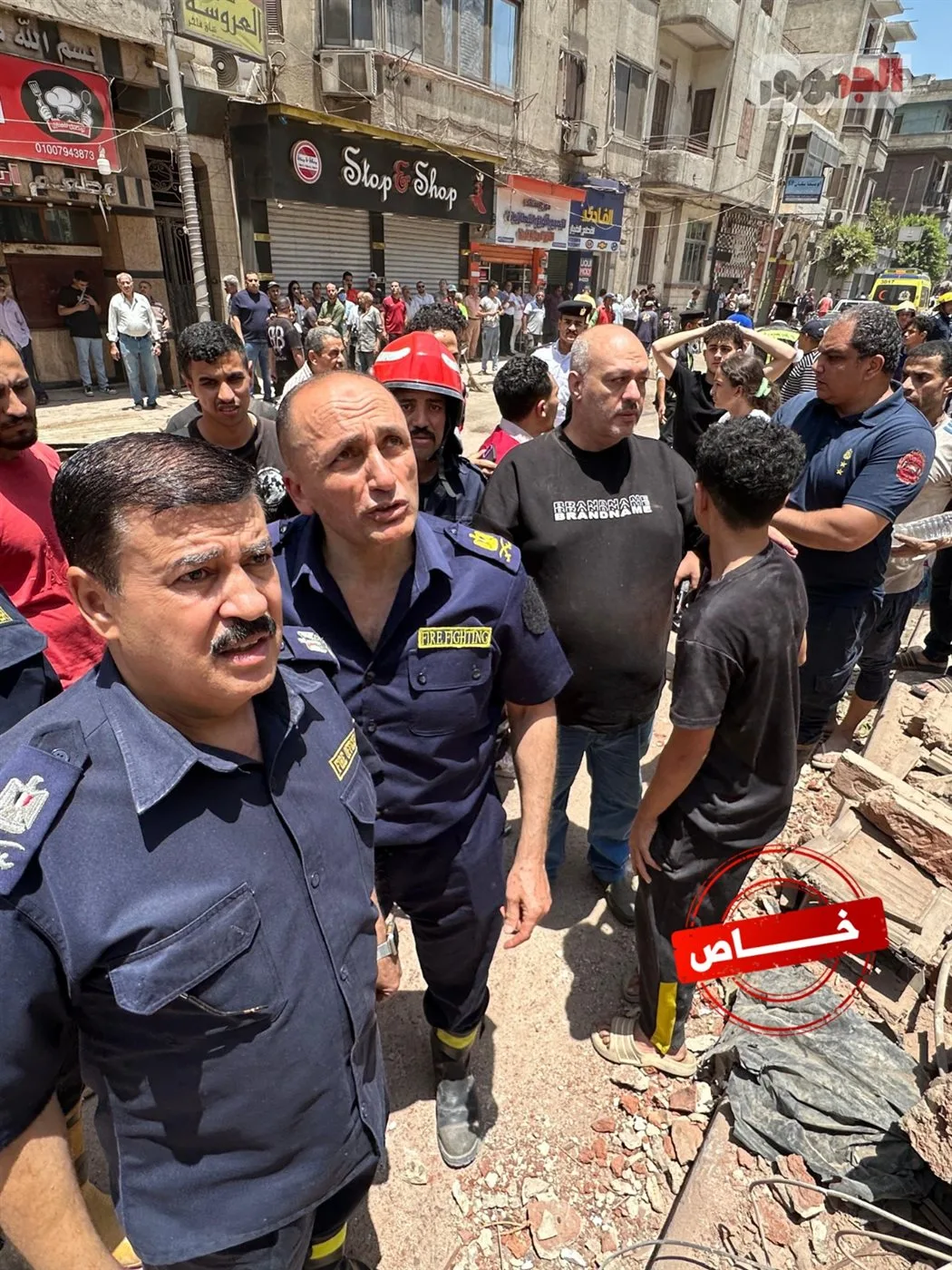 راقب جهود الدفاع المدني في إنقاذ امرأة وطفلها من تحت أنقاض مبنى في شبرا.