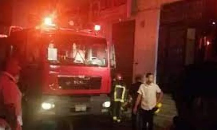 رجال الدفاع المدني يطفئون حريقاً في شقة سكنية بمنطقة فيصل