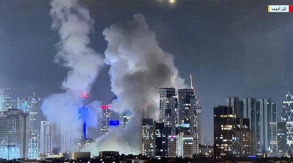 رداً على ‘الصقر الصاعد’.. إيران تستهدف إسرائيل بالأسلحة الباليستية وانفجارات تضرب تل أبيب (فيديو) رداً على ‘الصقر الصاعد’.. إيران تستهدف إسرائيل بالأسلحة الباليستية وانفجارات تضرب تل أبيب (فيديو)