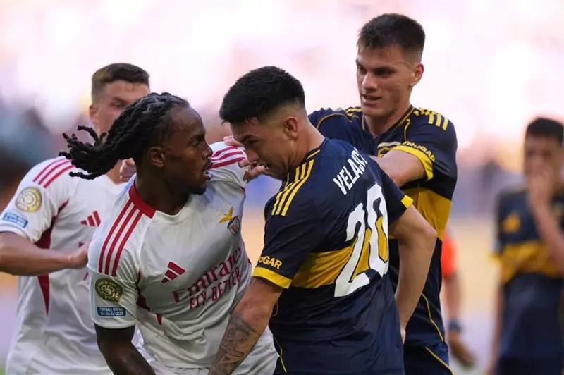 رسميًا: الفيفا يعلن إيقاف لاعبين من بوكا جونيورز لأربع مباريات ولاعب من بنفيكا لمباراتين. رسميًا: الفيفا يعلن إيقاف لاعبين من بوكا جونيورز لأربع مباريات ولاعب من بنفيكا لمباراتين.