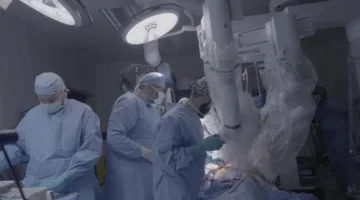 روبوت جراحي ينفذ عملية استبدال صمام قلبي في مكة المكرمة