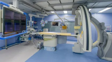 روبوت ينفذ عملية جراحية معقدة لامرأة صينية في مكة