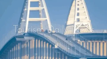 روسيا تعلن عن إعادة فتح حركة المرور على الجسر الذي يربط شبه جزيرة القرم.