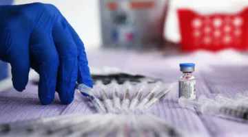 روسيا تُطلق المرحلة التجريبية للقاح لعلاج الأورام.