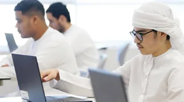 رياضيات: أسئلة إلكترونية سهلة واختبارات ورقية بمستويات صعوبة متفاوتة.