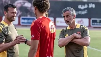 ريبيرو يوضح للاعبي الأهلي التغييرات الجديدة في قوانين كرة القدم