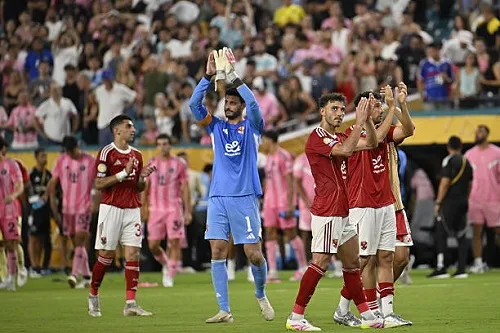 ريفيرو يتغلب على لاعب الأهلي في مواجهة بالميراس ويختار بين اللاعبين ريفيرو يتغلب على لاعب الأهلي في مواجهة بالميراس ويختار بين اللاعبين