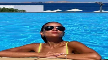 ريم البارودي تتألق بإطلالة جريئة في شرم الشيخ بملابس السباحة