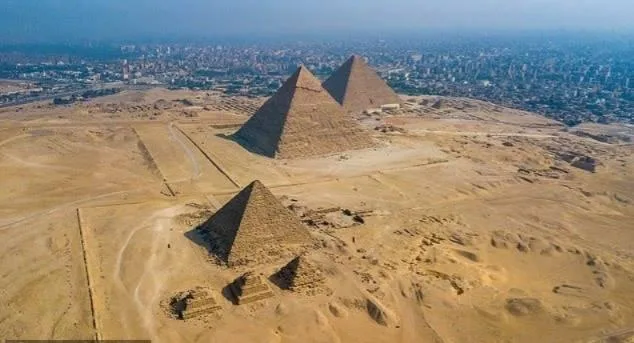 زاهي حواس يصفها بال nonsense.. باحثون يكشفون عن مدينة ثانية مخفية تحت أهرامات الجيزة زاهي حواس يصفها بال nonsense.. باحثون يكشفون عن مدينة ثانية مخفية تحت أهرامات الجيزة