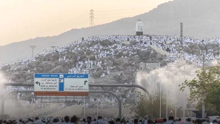 زوار الرحمن يتجهون إلى مشعر منى للاحتفال بيوم التروية زوار الرحمن يتجهون إلى مشعر منى للاحتفال بيوم التروية
