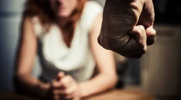 زوجي جعل حياتي جحيماً.. صيدلانية في محكمة الأسرة: “أعمل وهو يأخذ راتبي” (التفاصيل)