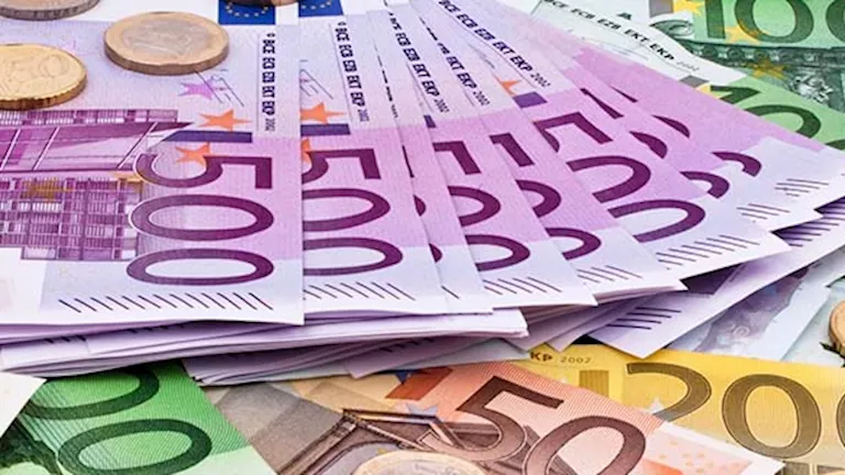 زيادة سعر اليورو وانخفاض الجنيه الإسترليني في تداولات البنوك اليوم زيادة سعر اليورو وانخفاض الجنيه الإسترليني في تداولات البنوك اليوم