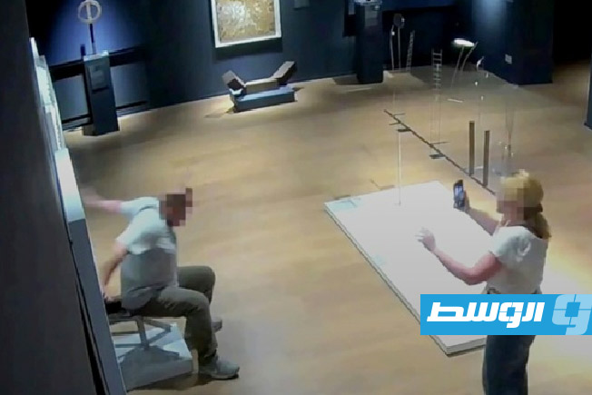 سائح يحطم كرسياً فنياً أثناء جلوسه لالتقاط صورة. سائح يحطم كرسياً فنياً أثناء جلوسه لالتقاط صورة.