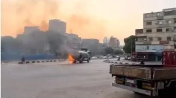 سائق يقود شاحنة محترقة بعيدًا عن منطقة سكنية في مصر القديمة.. صور