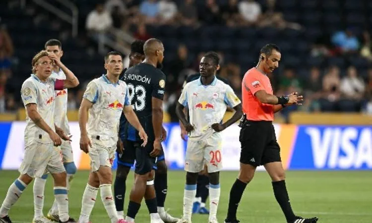 سالزبورج يتغلب على باتشوكا ويعتلي صدارة المجموعة الثامنة سالزبورج يتغلب على باتشوكا ويعتلي صدارة المجموعة الثامنة