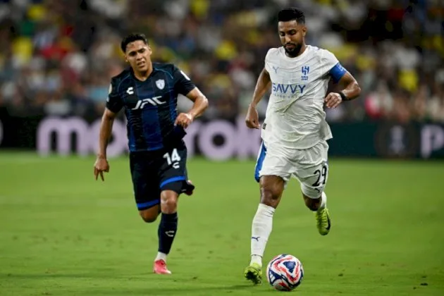 سالم الدوسري يتخلف عن تدريبات الهلال.
