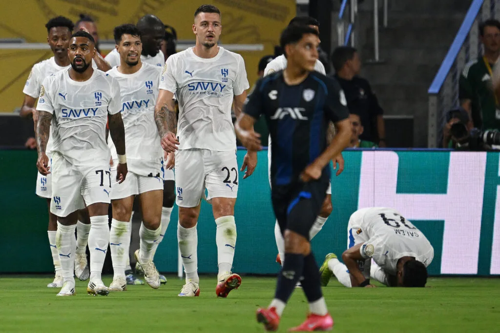 سالم الدوسري يسبب القلق في الهلال بعد تعرضه للإصابة أمام باتشوكا