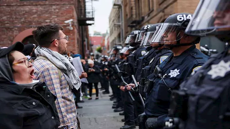 سان فرانسيسكو: apprehending around 60 individuals amid protests against immigration raids. سان فرانسيسكو: apprehending around 60 individuals amid protests against immigration raids.