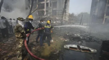 سبب غير واضح وراء سقوط طائرة هندية تحمل 242 راكباً لحظات بعد الإقلاع