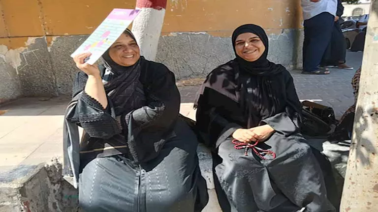 سبحة والدعوات، لحظات أمهات ينتظرن أمام لجان امتحانات الثانوية في الشرقية سبحة والدعوات، لحظات أمهات ينتظرن أمام لجان امتحانات الثانوية في الشرقية