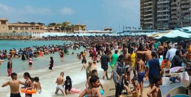 شواطئ الإسكندرية تشهد إقبالًا كبيرًا من الزوار خلال عطلة رأس السنة الهجرية. شواطئ الإسكندرية تشهد إقبالًا كبيرًا من الزوار خلال عطلة رأس السنة الهجرية.
