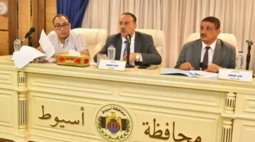 محافظ أسيوط يعلن عن خطة شاملة لتحسين الخدمات، حماية الأراضي، وتعزيز الاستثمارات.