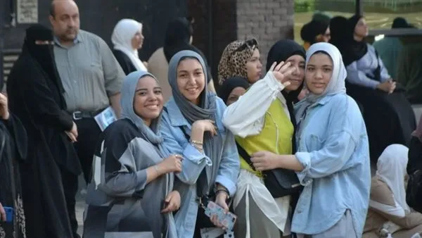 سعادة طلاب الثانوية العامة بعد اختبار اللغة الإنجليزية: الأسئلة كانت سهلة وواضحة