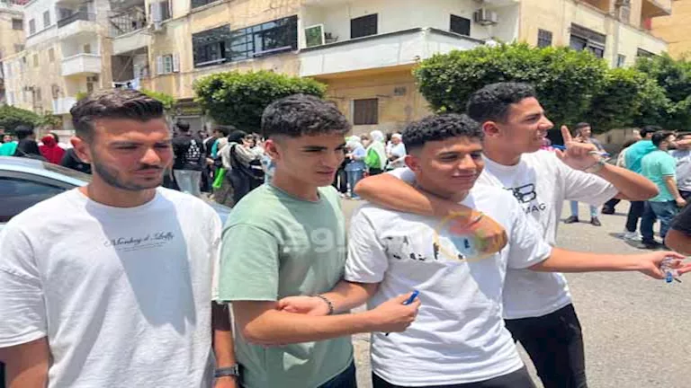 سعادة طلاب الثانوية العامة في بورسعيد عقب اجتياز امتحاني التربية الدينية والوطنية سعادة طلاب الثانوية العامة في بورسعيد عقب اجتياز امتحاني التربية الدينية والوطنية