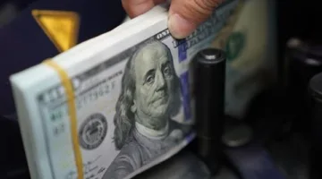 سعر الدولار مقابل الجنيه المصري اليوم الأحد ينخفض 3 قروش.. ما هو المبلغ الحالي؟