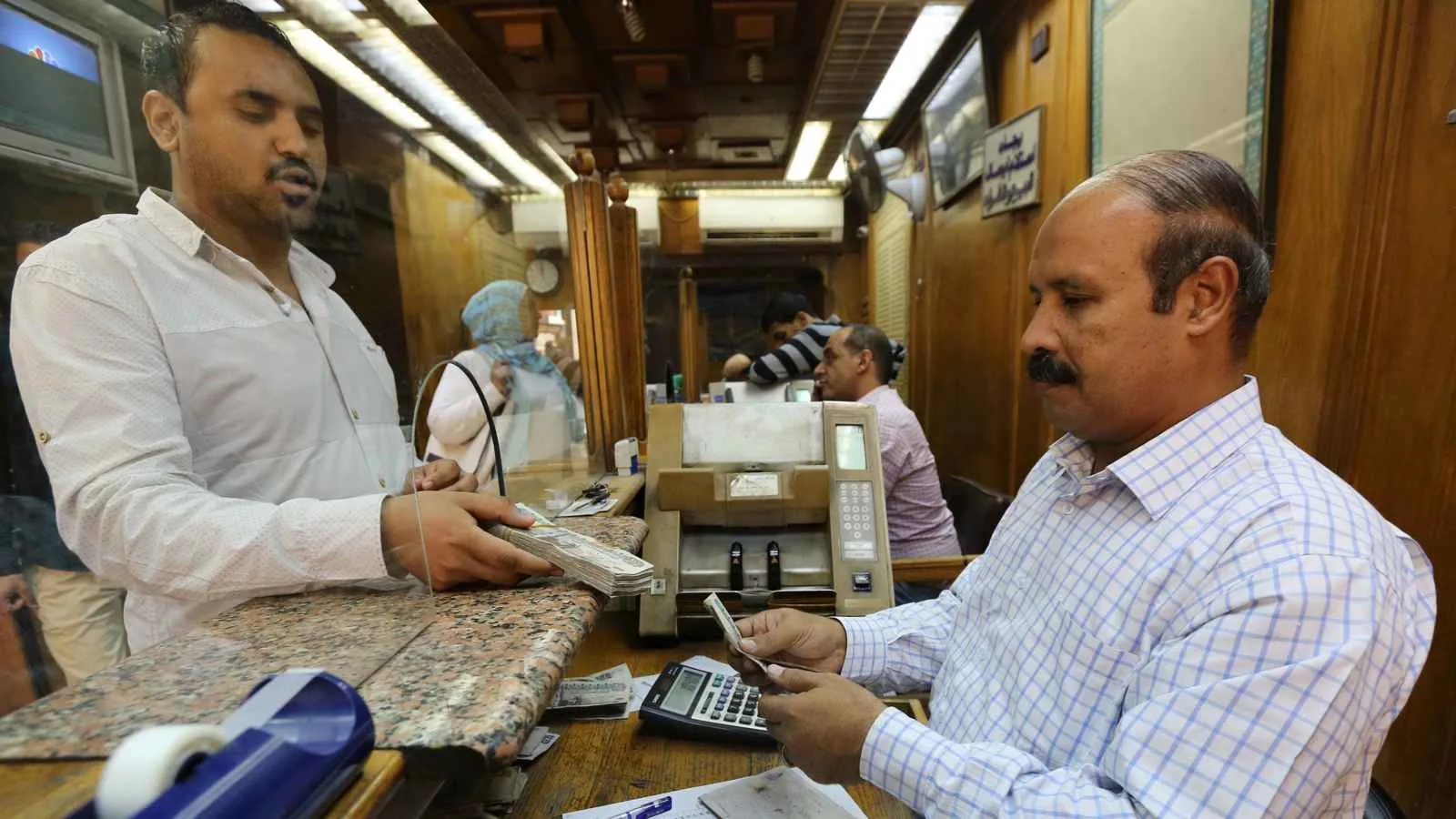 سعر الدولار مقابل الجنيه المصري في البنوك… هل سيهبط دون 49.5 جنيهاً؟ سعر الدولار مقابل الجنيه المصري في البنوك… هل سيهبط دون 49.5 جنيهاً؟