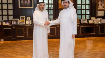 سعيد الطاير يكرم وينقل موظفاً في «ديوا» إلى درجة أعلى