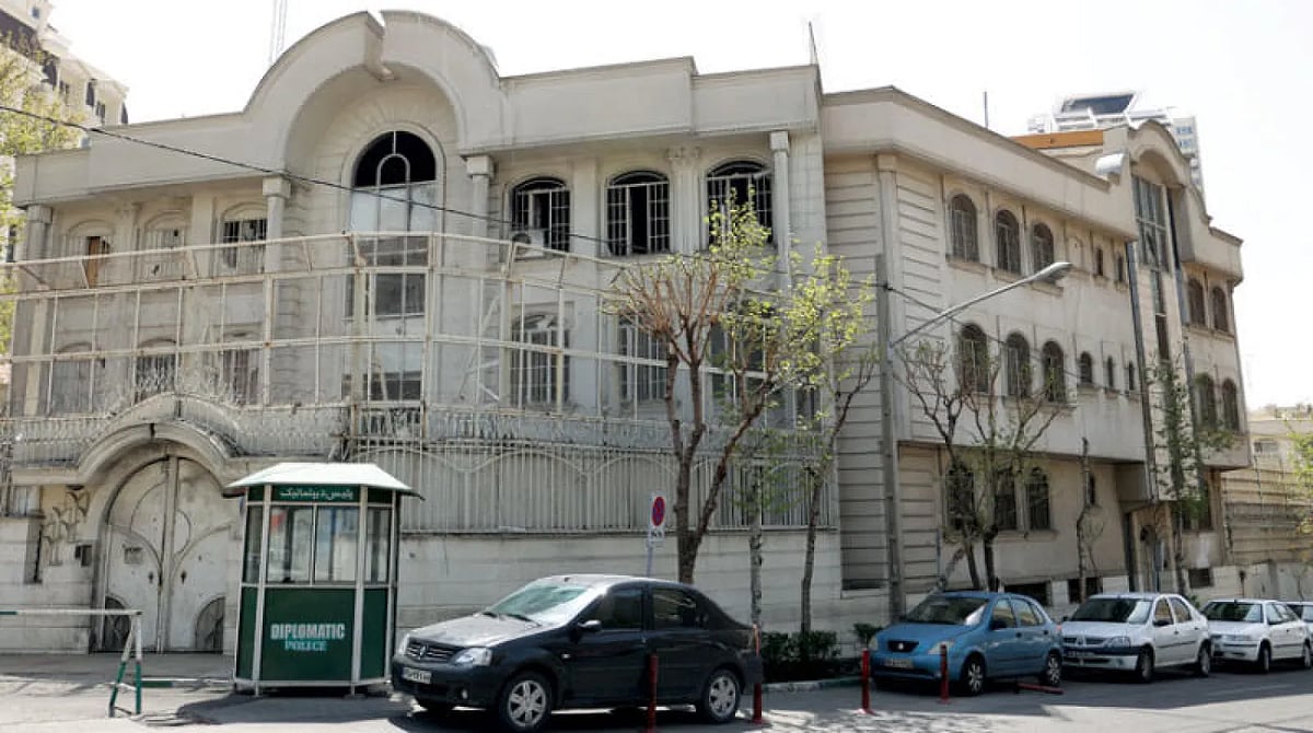 سفارة المملكة في طهران تطلب من السعوديين التواصل معها في الأزمات الطارئة