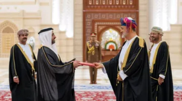 سفير الإمارات يُسلم أوراق اعتماده إلى سلطان عُمان