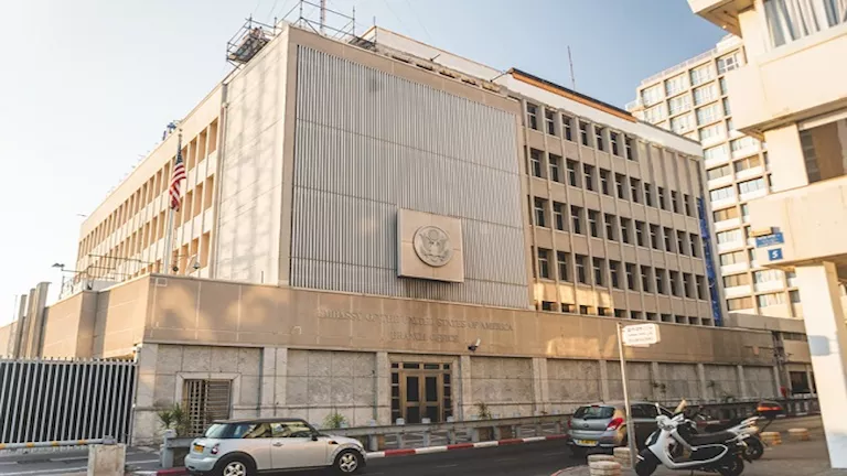 سفير الولايات المتحدة في إسرائيل: أضرار بسيطة في مقر السفارة بتل أبيب سفير الولايات المتحدة في إسرائيل: أضرار بسيطة في مقر السفارة بتل أبيب