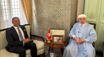 سفير مصر يناقش مع مفتي تونس تأهيل الأئمة وتبادل فرص الدراسة.