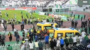 سقوط جماهير مولودية الجزائر خلال احتفالات الفوز بلقب الدوري