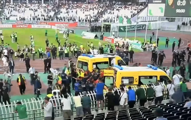 سقوط جماهير مولودية الجزائر خلال احتفالات الفوز بلقب الدوري سقوط جماهير مولودية الجزائر خلال احتفالات الفوز بلقب الدوري