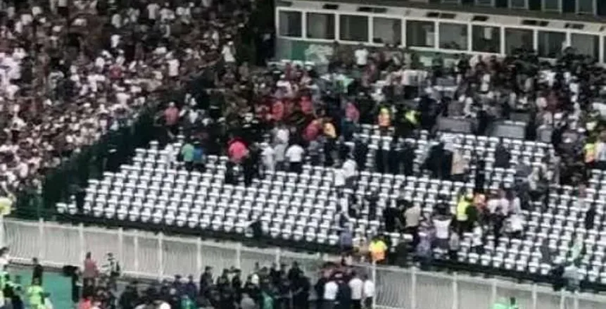 سقوط حاجز من المدرجات وإصابات بين مشجعي مولودية الجزائر قبل تسلمهم درع الدوري سقوط حاجز من المدرجات وإصابات بين مشجعي مولودية الجزائر قبل تسلمهم درع الدوري