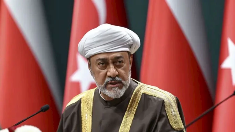 سلطان عُمان: نعمل على حل النزاع بين إيران وإسرائيل ومنع تفاقم الوضع. سلطان عُمان: نعمل على حل النزاع بين إيران وإسرائيل ومنع تفاقم الوضع.