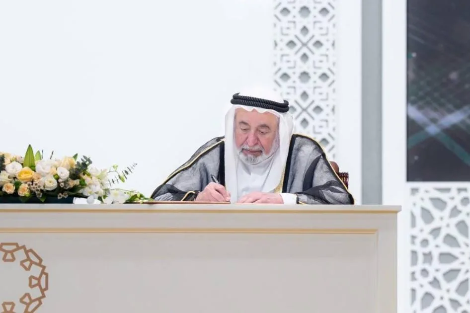 سلطان يختار يوسف عبيد الشامسي لقيادة هيئة الدفاع المدني في الشارقة. سلطان يختار يوسف عبيد الشامسي لقيادة هيئة الدفاع المدني في الشارقة.