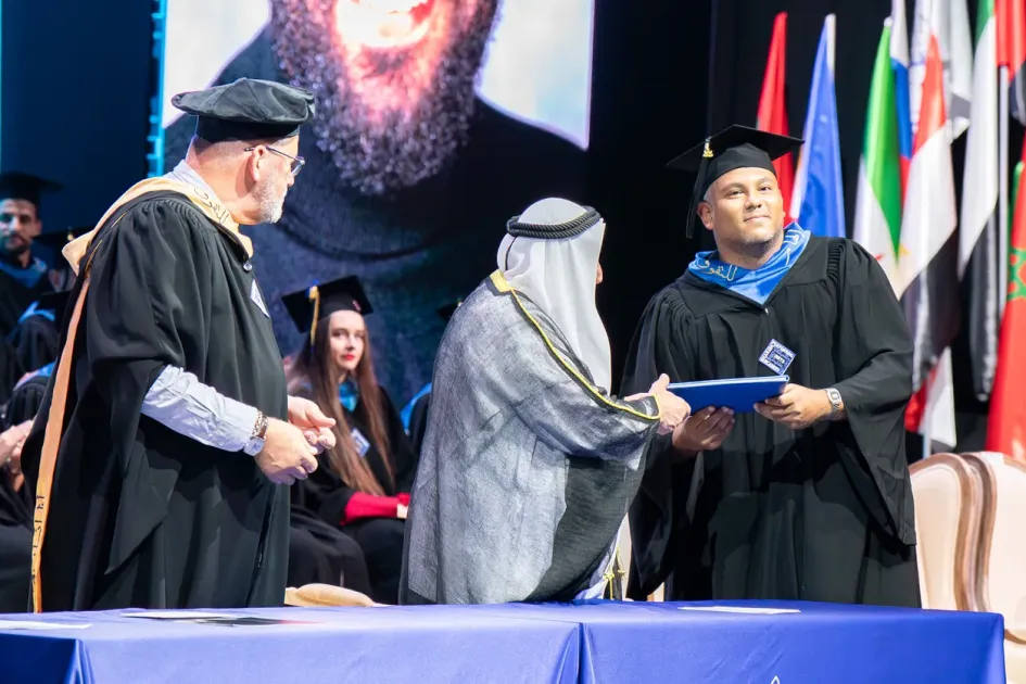 سلطان يشهد حفل تخرج الدفعة الثالثة من طلاب أكاديمية الشارقة للفنون الأدائية سلطان يشهد حفل تخرج الدفعة الثالثة من طلاب أكاديمية الشارقة للفنون الأدائية