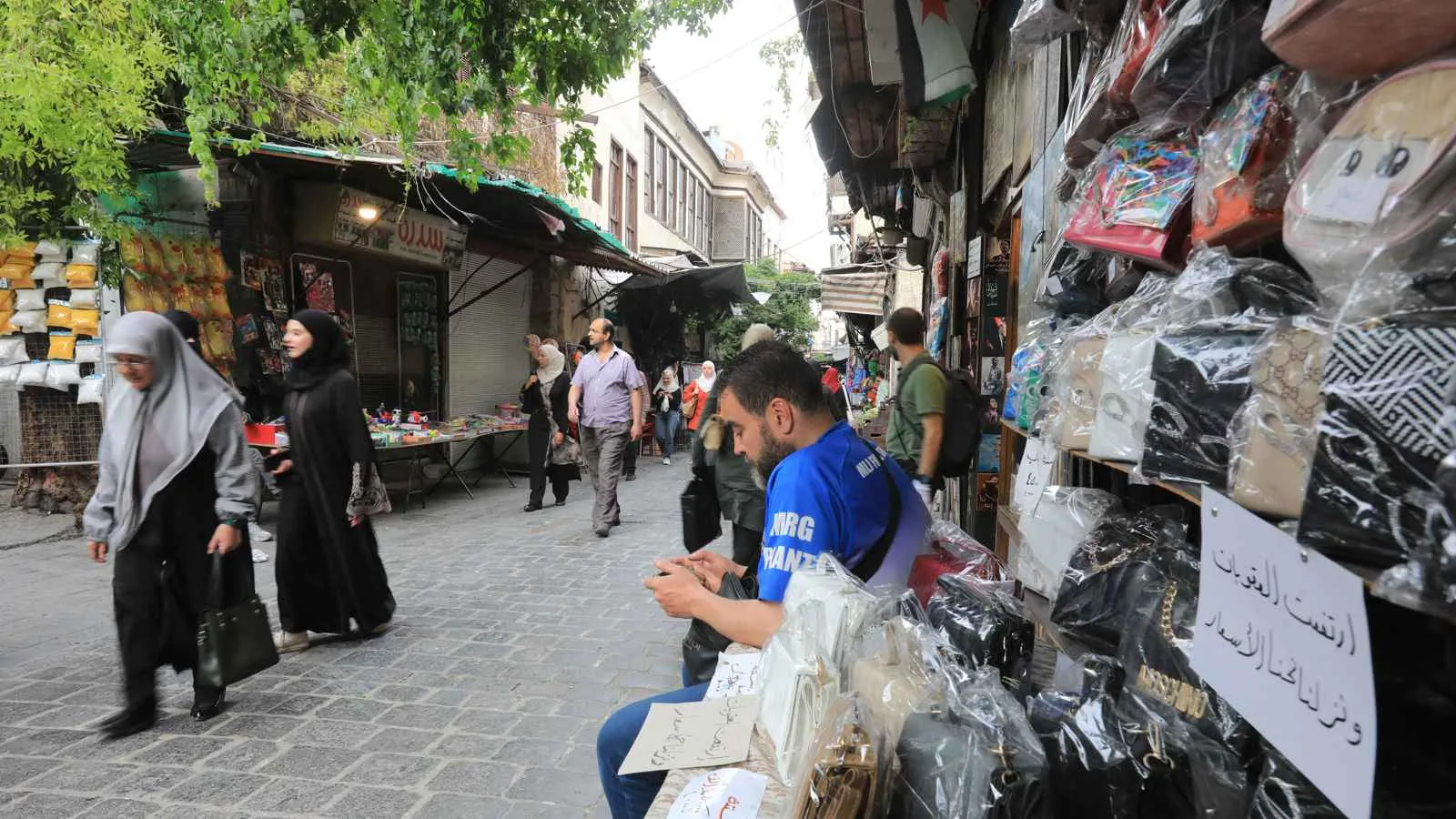 سوريا تزيد الرواتب بنسبة 200%.. هل هي خطوة مؤقتة أم طريق نحو تضخم جديد؟ سوريا تزيد الرواتب بنسبة 200%.. هل هي خطوة مؤقتة أم طريق نحو تضخم جديد؟